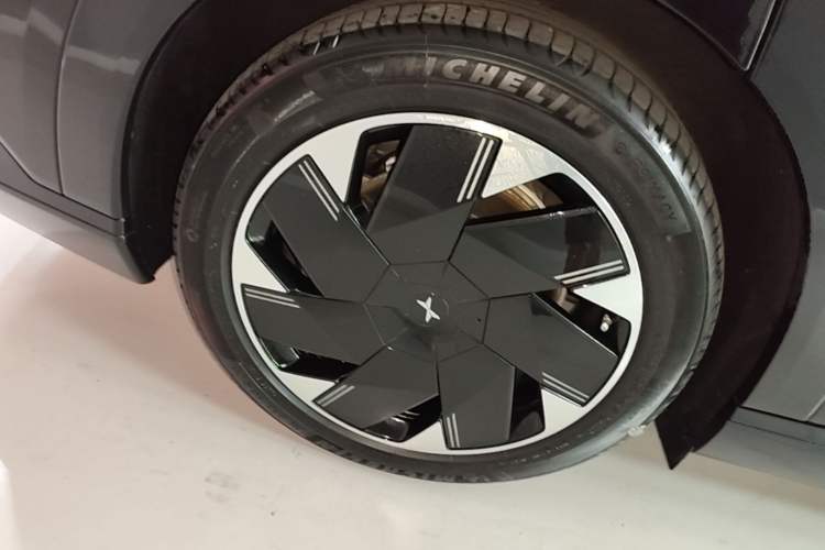 Used XPeng X9 2024 702 Ultra-Long Range Max Right Rear Wheel Hub