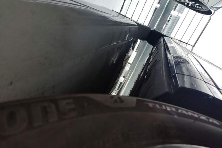Used XPeng X9 2024 640 All-Wheel Drive High-Performance Max Right Side Sill