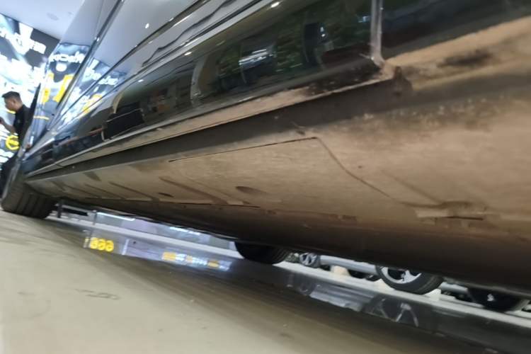 Used XPeng X9 2024 640 All-Wheel Drive High-Performance Max Right Side Sill