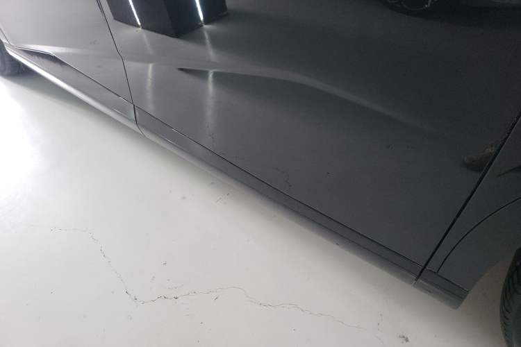 Used XPeng X9 2024 640 All-Wheel Drive High-Performance Max Right Side Sill
