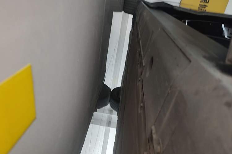 Used XPeng X9 2024 640 All-Wheel Drive High-Performance Max Right Side Sill