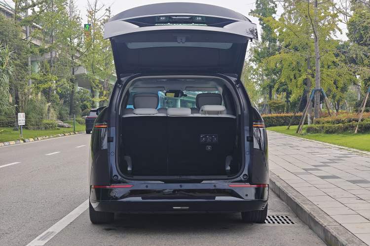 Used XPeng X9 2024 610 Long-Range Pro Trunk