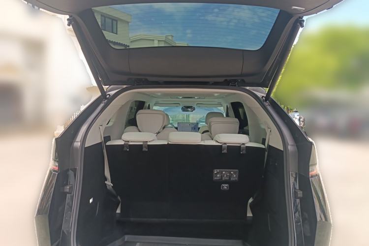 Used XPeng X9 2024 610 Long-Range Max Trunk
