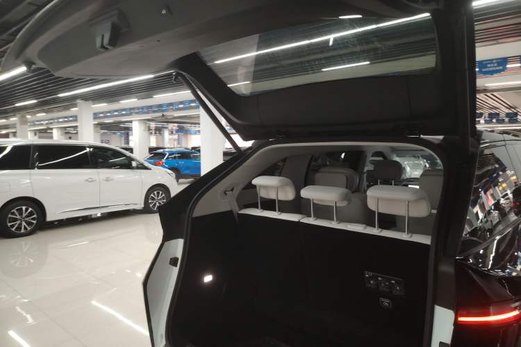 Used XPeng X9 2024 610 Long-Range Max Trunk