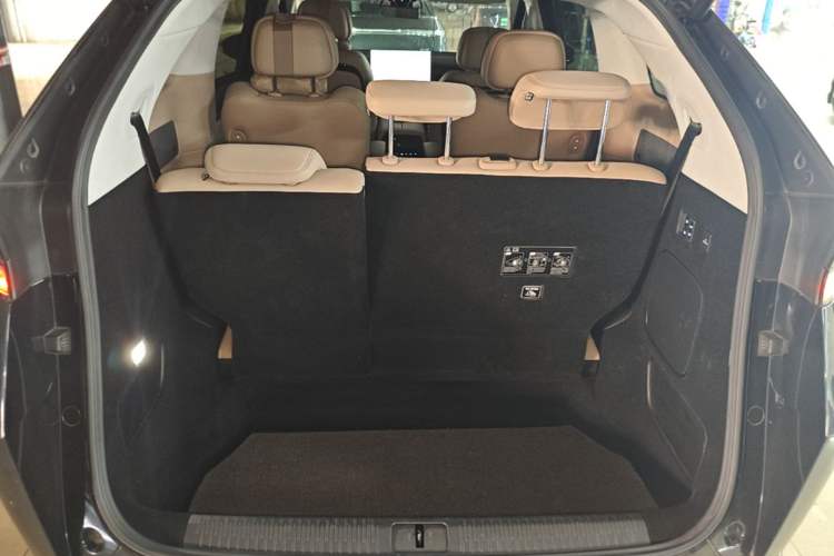 Used XPeng X9 2024 702 Ultra-Long Range Max Trunk