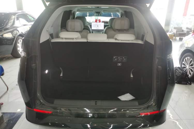 Used XPeng X9 2024 702 Ultra-Long Range Max Trunk