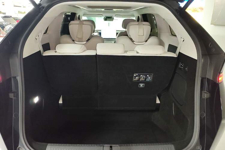 Used XPeng X9 2024 702 Ultra-Long Range Max Trunk