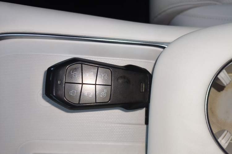 Used XPeng X9 2024 702 Ultra-Long Range Max Vehicle Key