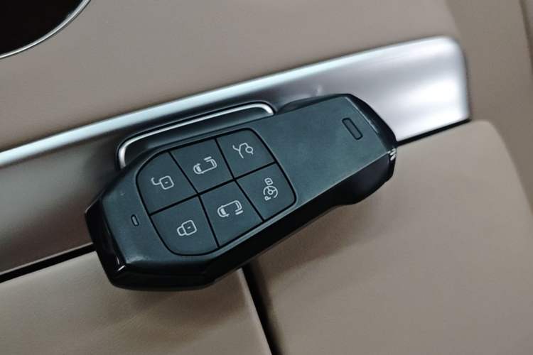 Used XPeng X9 2024 702 Ultra-Long Range Max Vehicle Key