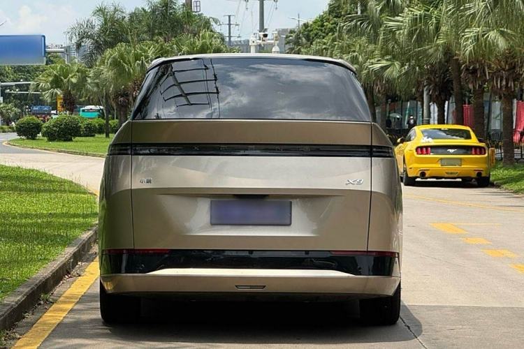 Used XPeng X9 2024 702 Ultra-Long Range Max Exterior 4