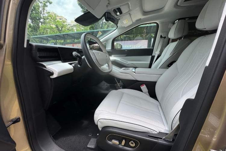 Used XPeng X9 2024 702 Ultra-Long Range Max Interior 5