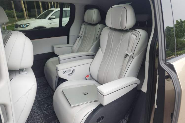 Used XPeng X9 2024 640 All-Wheel Drive High-Performance Max Left Rear Seat