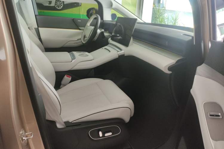 Used XPeng X9 2024 640 All-Wheel Drive High-Performance Max Right Front Seat