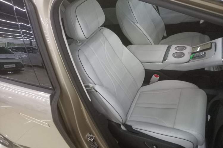 Used XPeng X9 2024 640 All-Wheel Drive High-Performance Max Right Front Seat