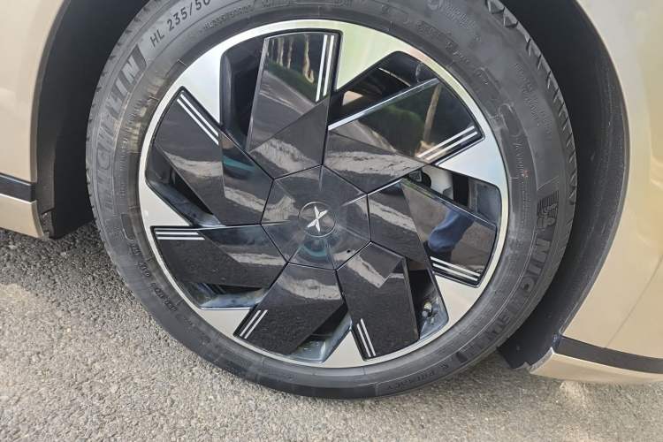 Used XPeng X9 2024 640 All-Wheel Drive High-Performance Max Right Front Wheel Hub