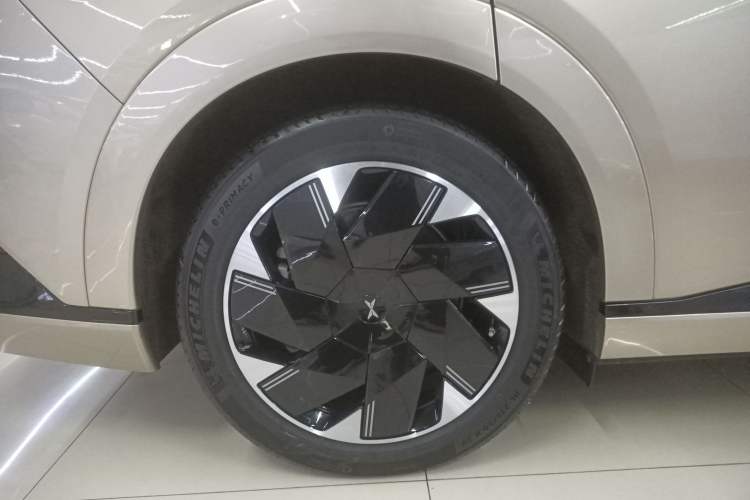 Used XPeng X9 2024 640 All-Wheel Drive High-Performance Max Right Rear Wheel Hub