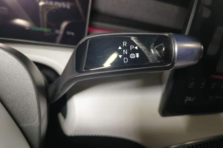 Used XPeng X9 2024 640 All-Wheel Drive High-Performance Max Gear Lever
