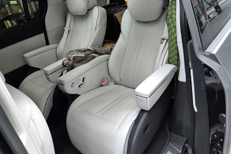Used XPeng X9 2024 702 Ultra-Long Range Pro Left Rear Seat