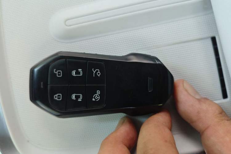 Used XPeng X9 2024 610 Long-Range Pro Interior 1