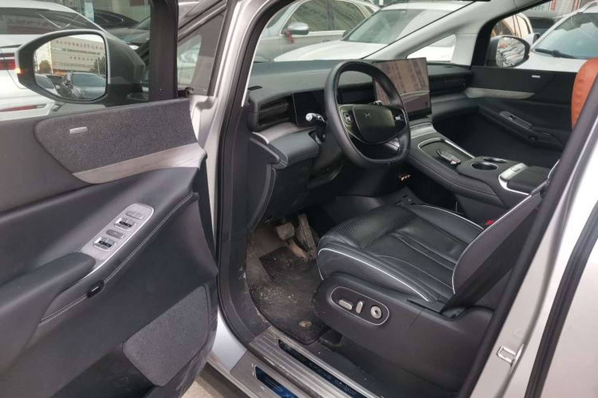 Used XPeng X9 2024 702 Ultra-Long Range Max Interior 3