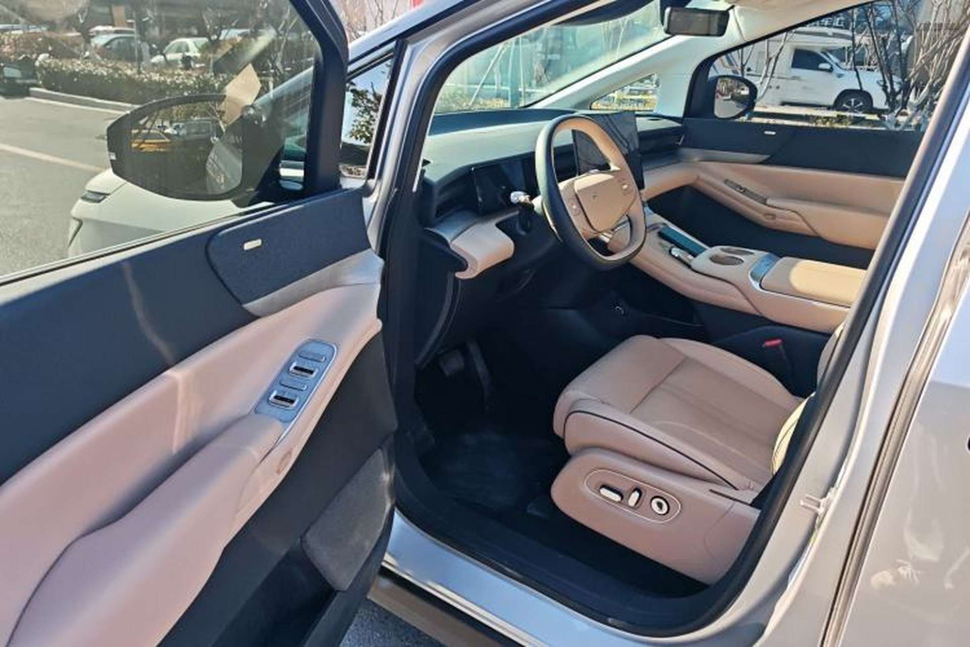 Used XPeng X9 2024 610 Long-Range Pro Interior 3
