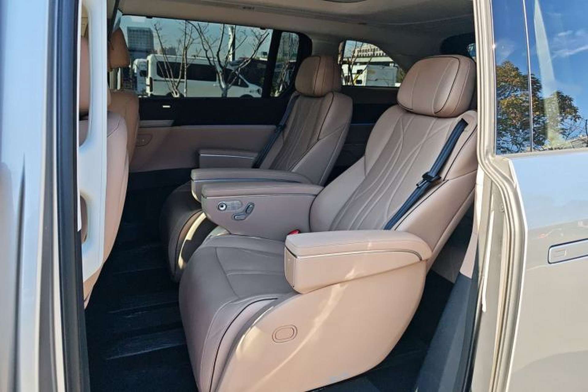 Used XPeng X9 2024 610 Long-Range Pro Interior 4