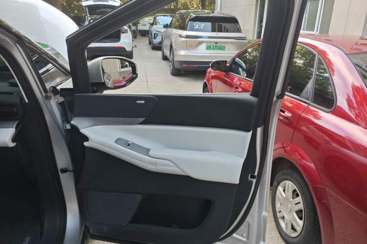 Used XPeng X9 2024 610 Long-Range Pro Interior 5