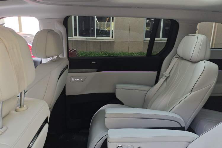 Used XPeng X9 2024 610 Long-Range Pro Interior 6