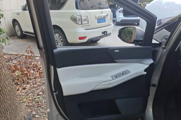 Used XPeng X9 2024 610 Long-Range Pro Interior 7