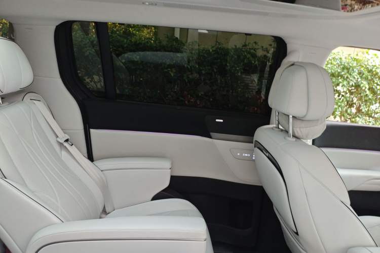 Used XPeng X9 2024 610 Long-Range Pro Interior 8