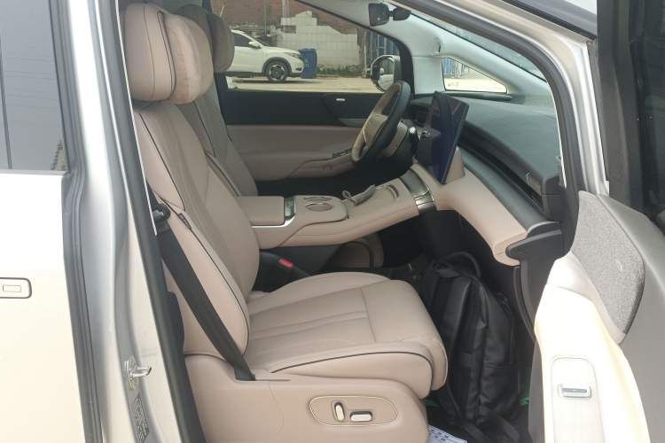 Used XPeng X9 2024 702 Ultra-Long Range Pro Right Front Seat