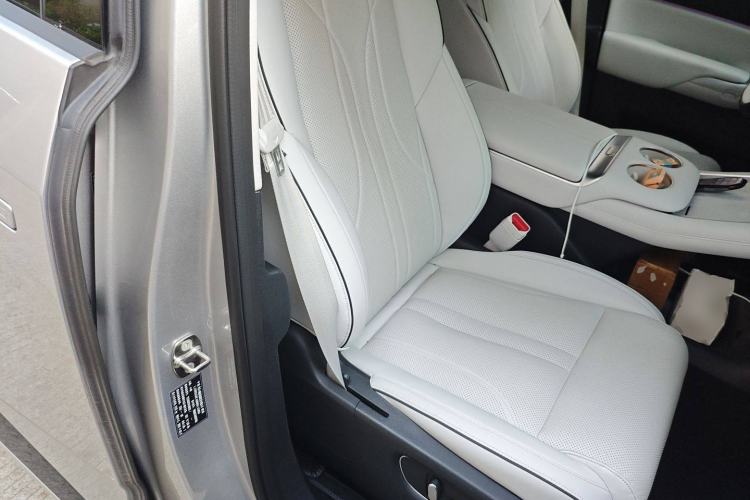 Used XPeng X9 2024 610 Long-Range Pro Right Front Seat