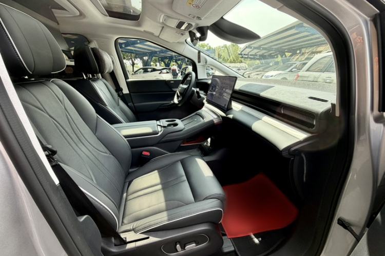 Used XPeng X9 2024 702 Ultra-Long Range Max Right Front Seat