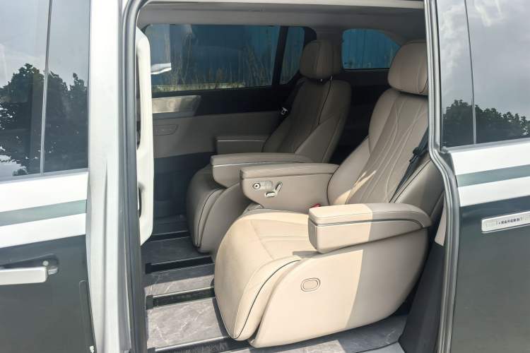 Used XPeng X9 2024 702 Ultra-Long Range Pro Interior 3