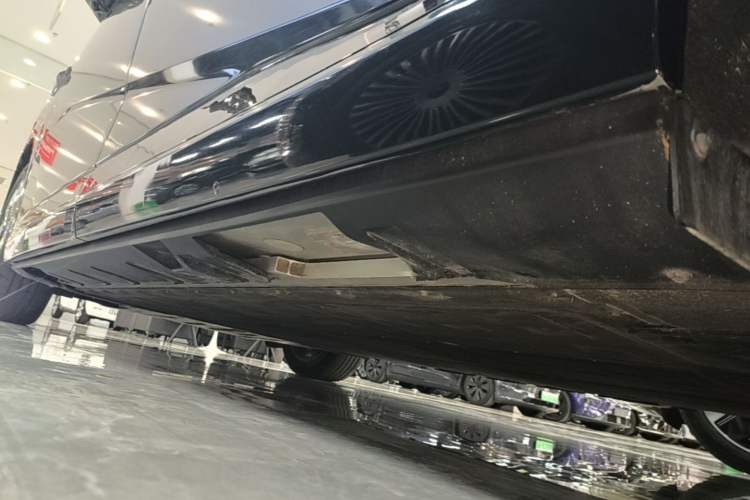 Used XPeng X9 2024 702 Ultra-Long Range Pro Left Side Sill
