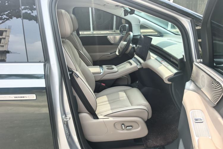 Used XPeng X9 2024 702 Ultra-Long Range Pro Right Front Seat