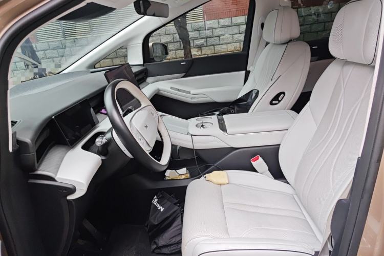 Used XPeng X9 2024 610 Long-Range Pro Left Front Seat