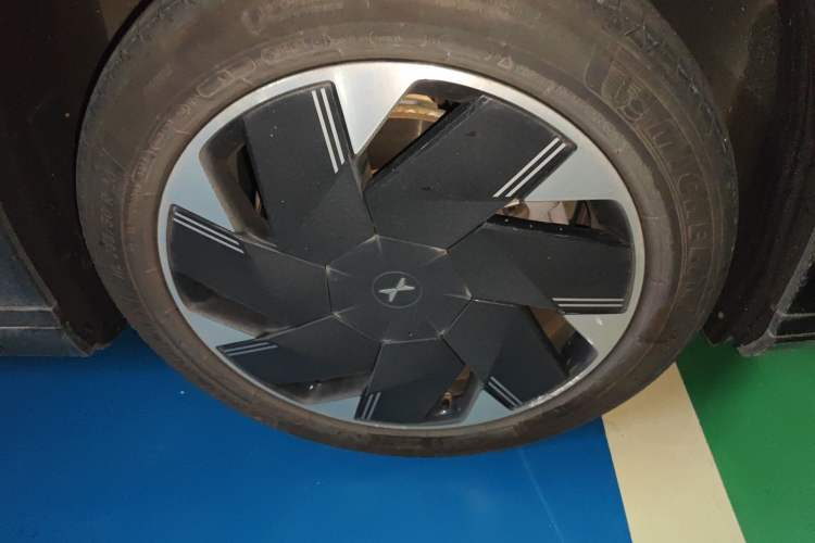 Used XPeng X9 2024 702 Ultra-Long Range Max Right Front Wheel Hub