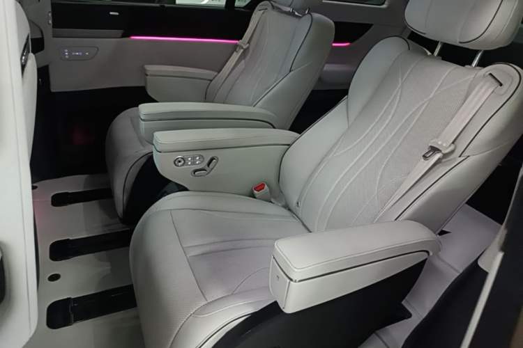 Used XPeng X9 2024 640 All-Wheel Drive High-Performance Max Left Rear Seat