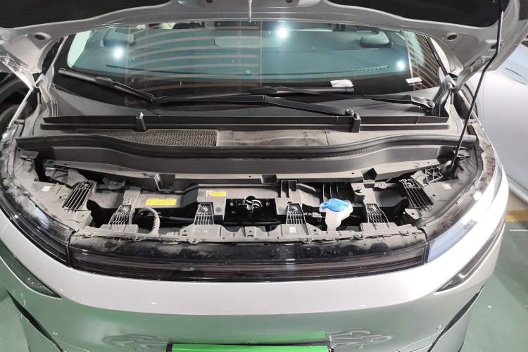Used XPeng X9 2024 702 Ultra-Long Range Max Engine Bay