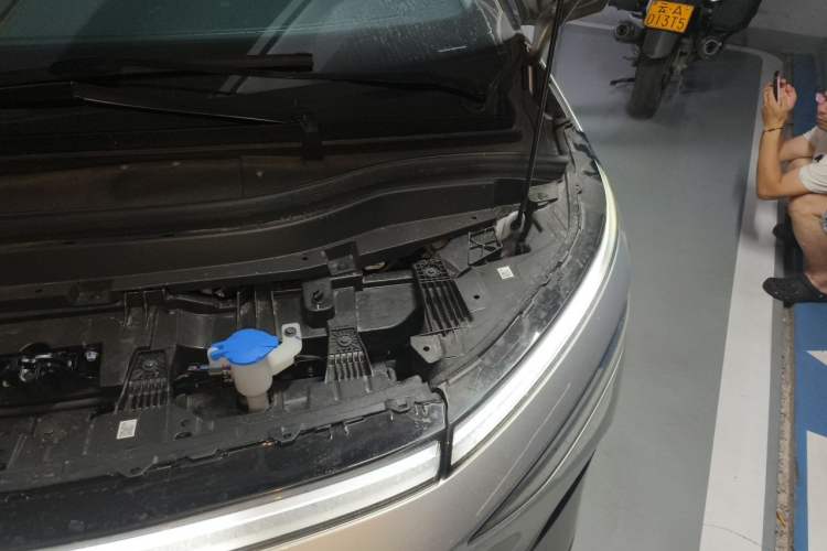 Used XPeng X9 2024 610 Long-Range Pro Engine Bay Left