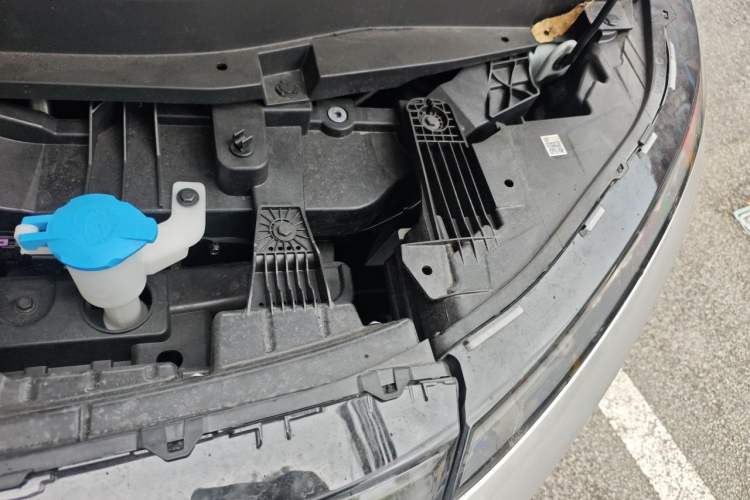 Used XPeng X9 2024 610 Long-Range Pro Engine Bay Left
