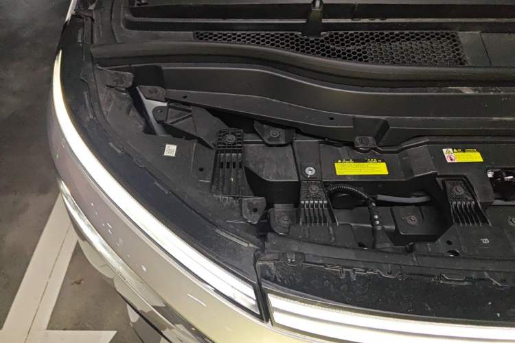 Used XPeng X9 2024 610 Long-Range Pro Engine Bay Right