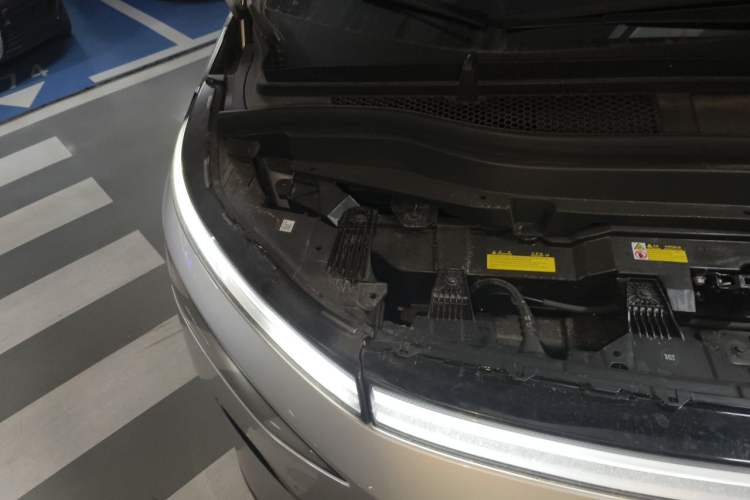 Used XPeng X9 2024 610 Long-Range Pro Engine Bay Right