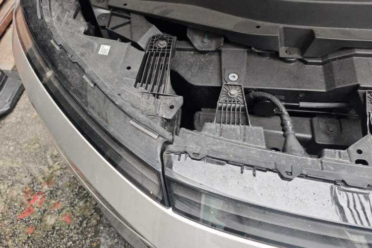 Used XPeng X9 2024 610 Long-Range Pro Engine Bay Right