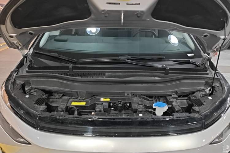 Used XPeng X9 2024 610 Long-Range Pro Engine Bay