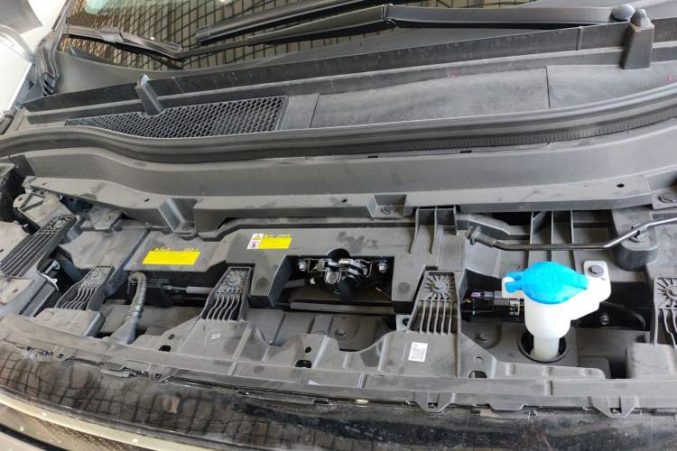 Used XPeng X9 2024 702 Ultra-Long Range Max Engine Bay
