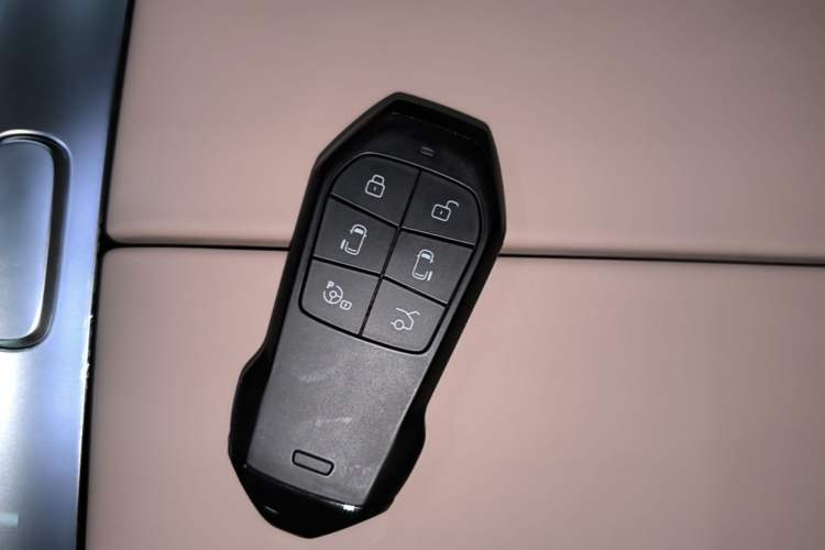 Used XPeng X9 2024 610 Long-Range Pro Interior 1