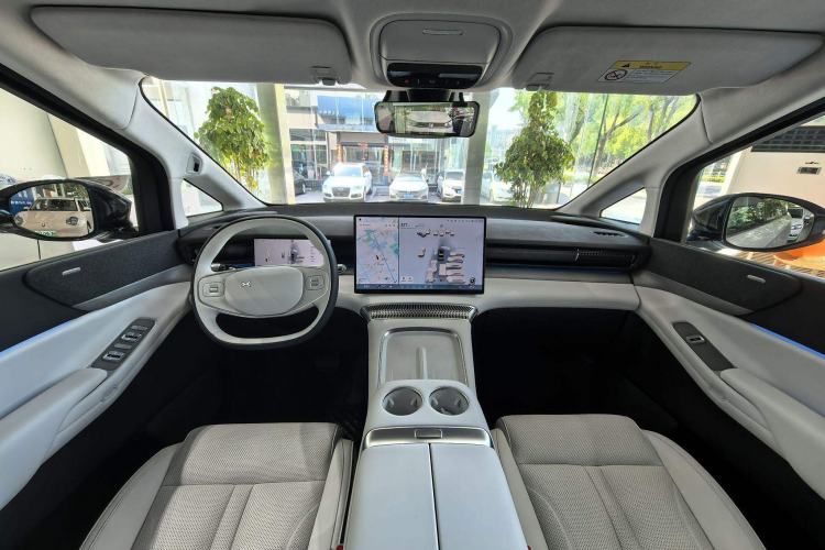 Used XPeng X9 2024 702 Ultra-Long Range Max Interior 2