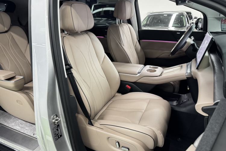 Used XPeng X9 2024 702 Ultra-Long Range Max Interior 2